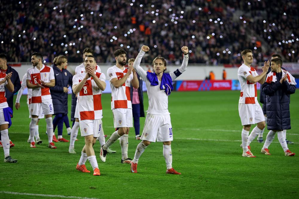 秀我中国｜奥运健儿与新疆社区小朋友一同庆生，孩子们送上可爱绘画新华社.